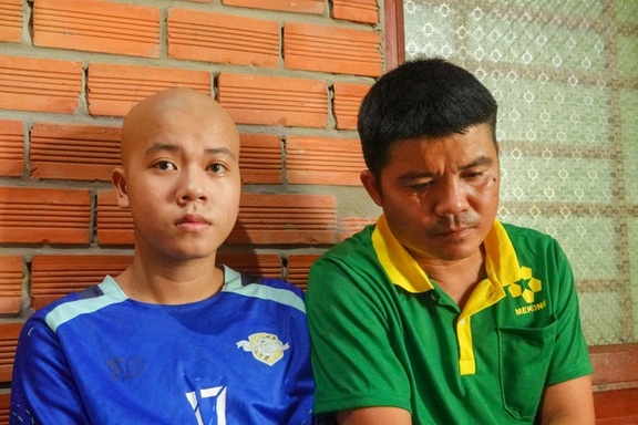 Vợ bỏ, người chồng nghèo cầu xin giúp con trai bị ung thư phải cắt bỏ chân
