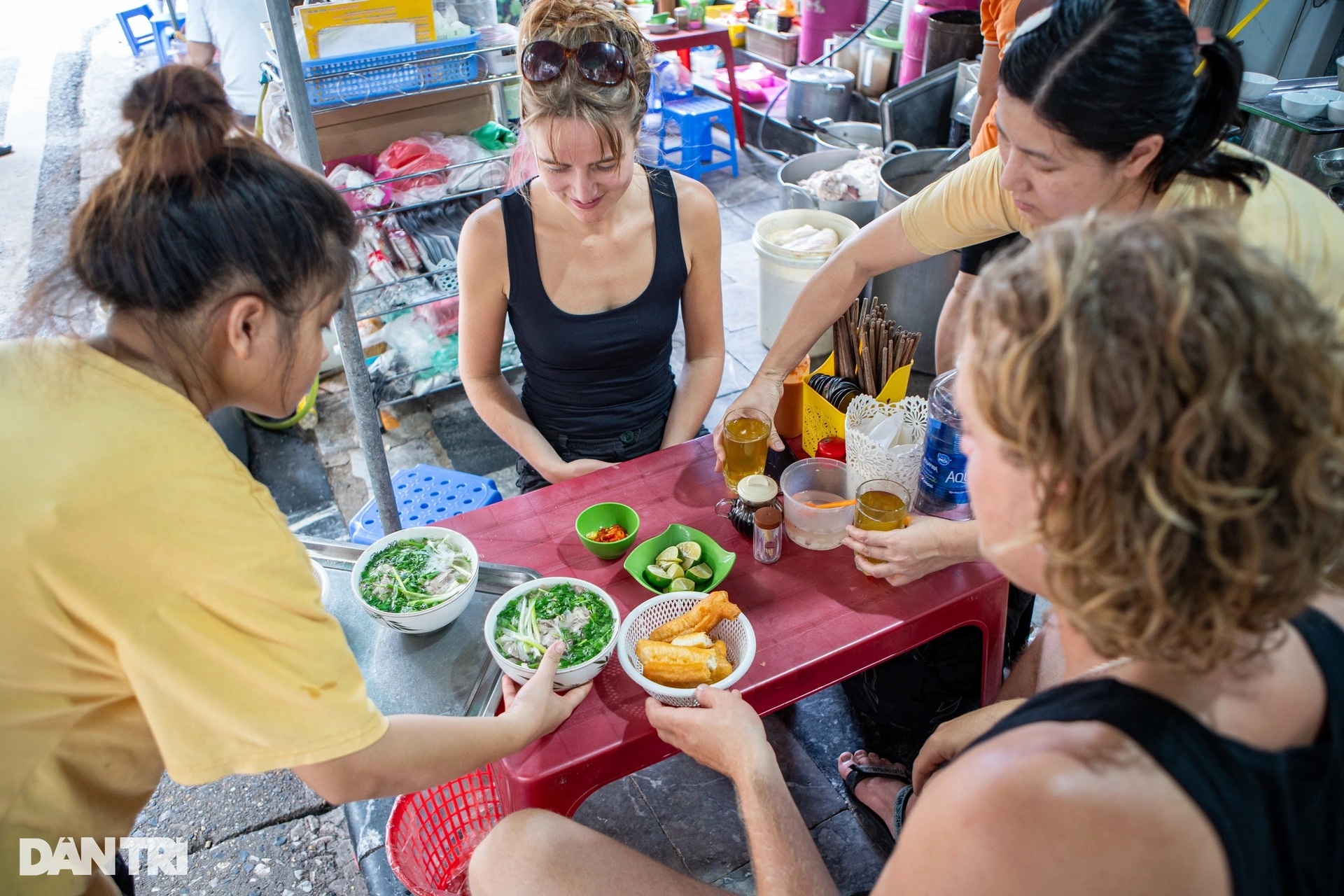 Michelin gọi tên 3 quán phở Hà Nội: Khách Tây khen, khách Việt thấy thường - 5 Michelin gọi tên 3 quán phở Hà Nội: Khách Tây khen, khách Việt thấy thường - 5