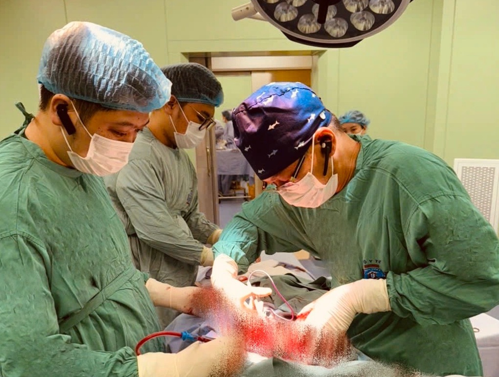 Người phụ nữ đeo khối u vú khổng lồ, nặng đến 3kg suốt 3 năm - 1 Người phụ nữ đeo khối u vú khổng lồ, nặng đến 3kg suốt 3 năm - 1