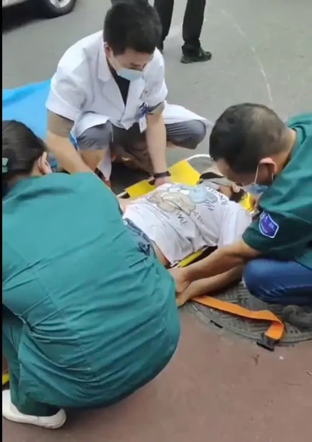 Cậu bé 12 tuổi bỏ nhà đi vì giận cha, 2 ngày sau trở về cha đã qua đời - 2 Cậu bé 12 tuổi bỏ nhà đi vì giận cha, 2 ngày sau trở về cha đã qua đời - 2