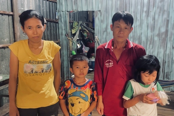 Chồng nghèo nuôi vợ khờ và 2 con thơ thất học trong căn nhà dột nát