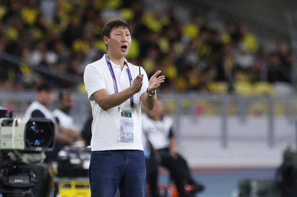 HLV Kim Sang Sik: Tôi bất ngờ về chất lượng cầu thủ nhập tịch Malaysia - 2 HLV Kim Sang Sik: Tôi bất ngờ về chất lượng cầu thủ nhập tịch Malaysia - 2