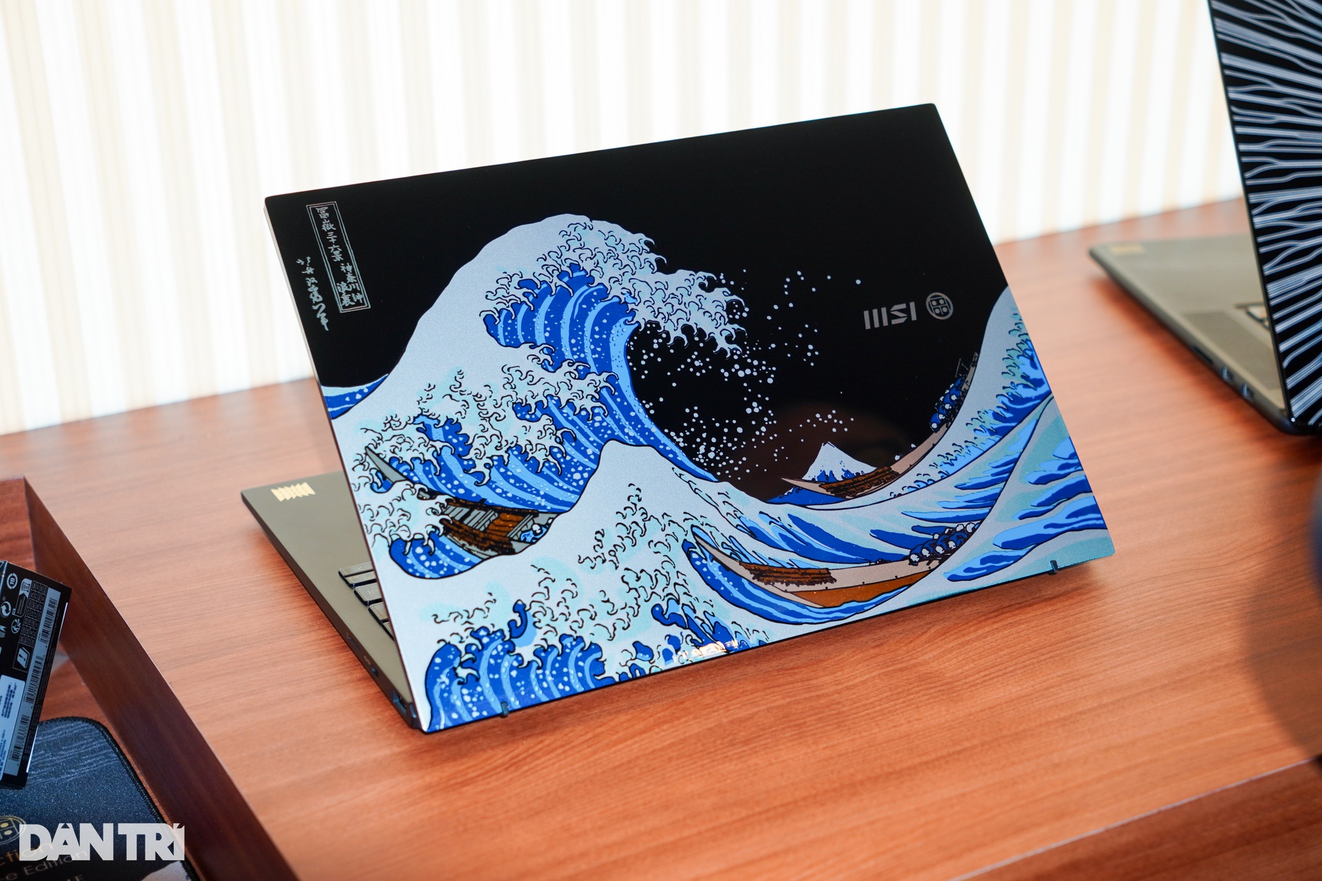 Computex 2025: Laptop AI có mặt lưng tranh sơn mài thủ công - 1 Computex 2025: Laptop AI có mặt lưng tranh sơn mài thủ công - 1