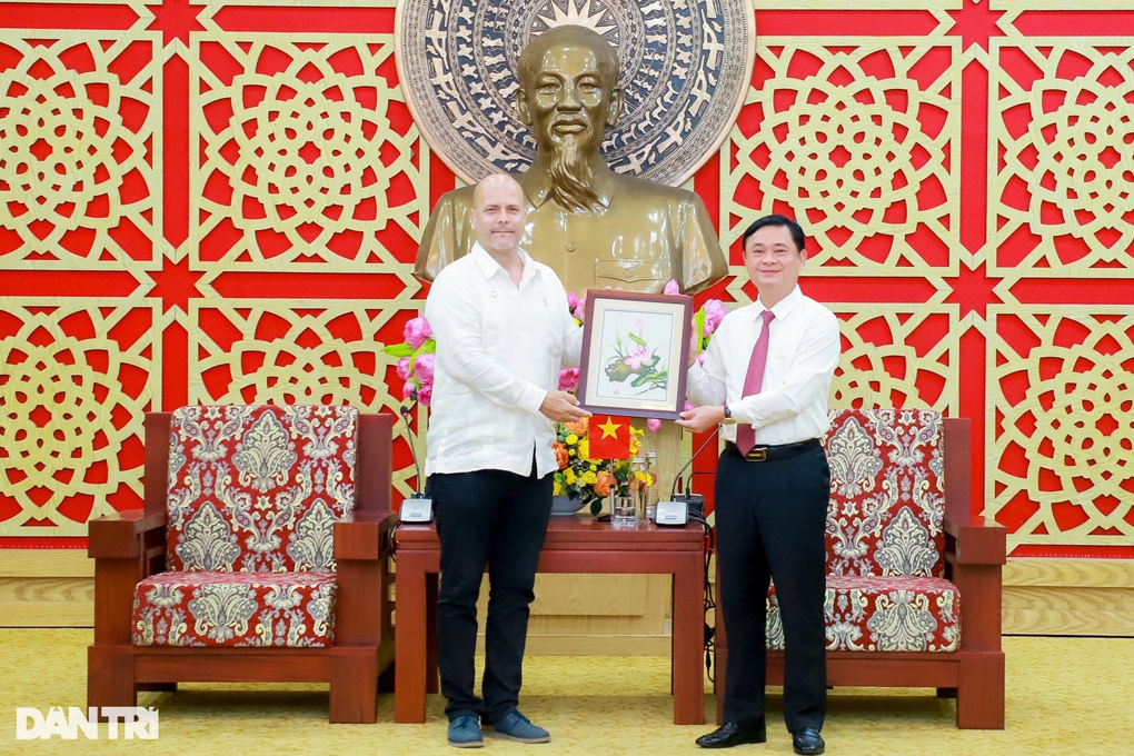 Chủ tịch Ủy ban Bảo vệ Cách mạng Cuba thăm Khu di tích Kim Liên - 4 Chủ tịch Ủy ban Bảo vệ Cách mạng Cuba thăm Khu di tích Kim Liên - 4